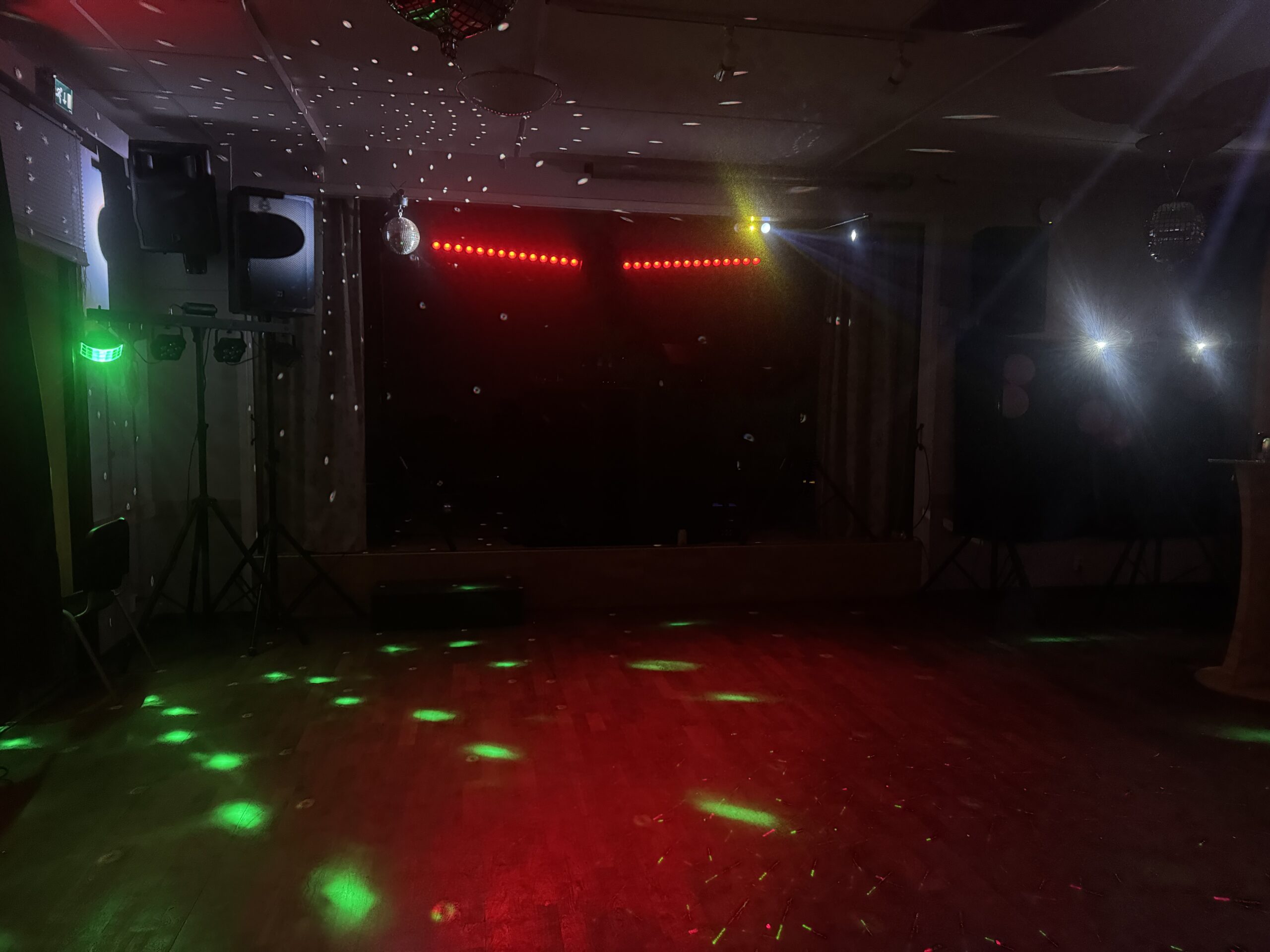 Privatfest i Borås — rätt stämning för kalaset med skräddarsydd musiklista och ljusshow som synkar med takten.