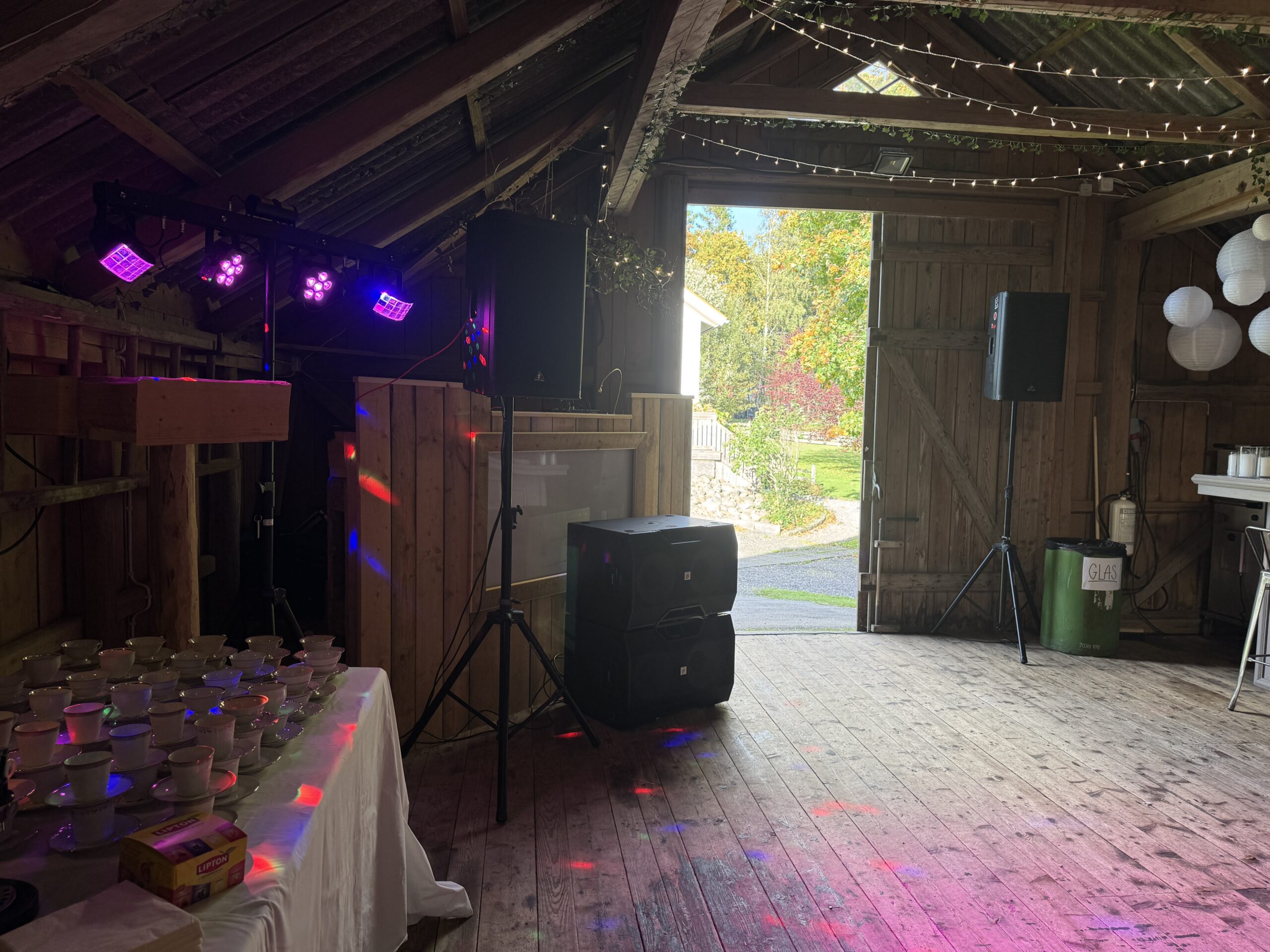 Bröllop i Borås — DJ Andrew bakom mixern. Lokal bröllops-DJ i Sjuhärad som läser av stämningen och levererar rätt musik.