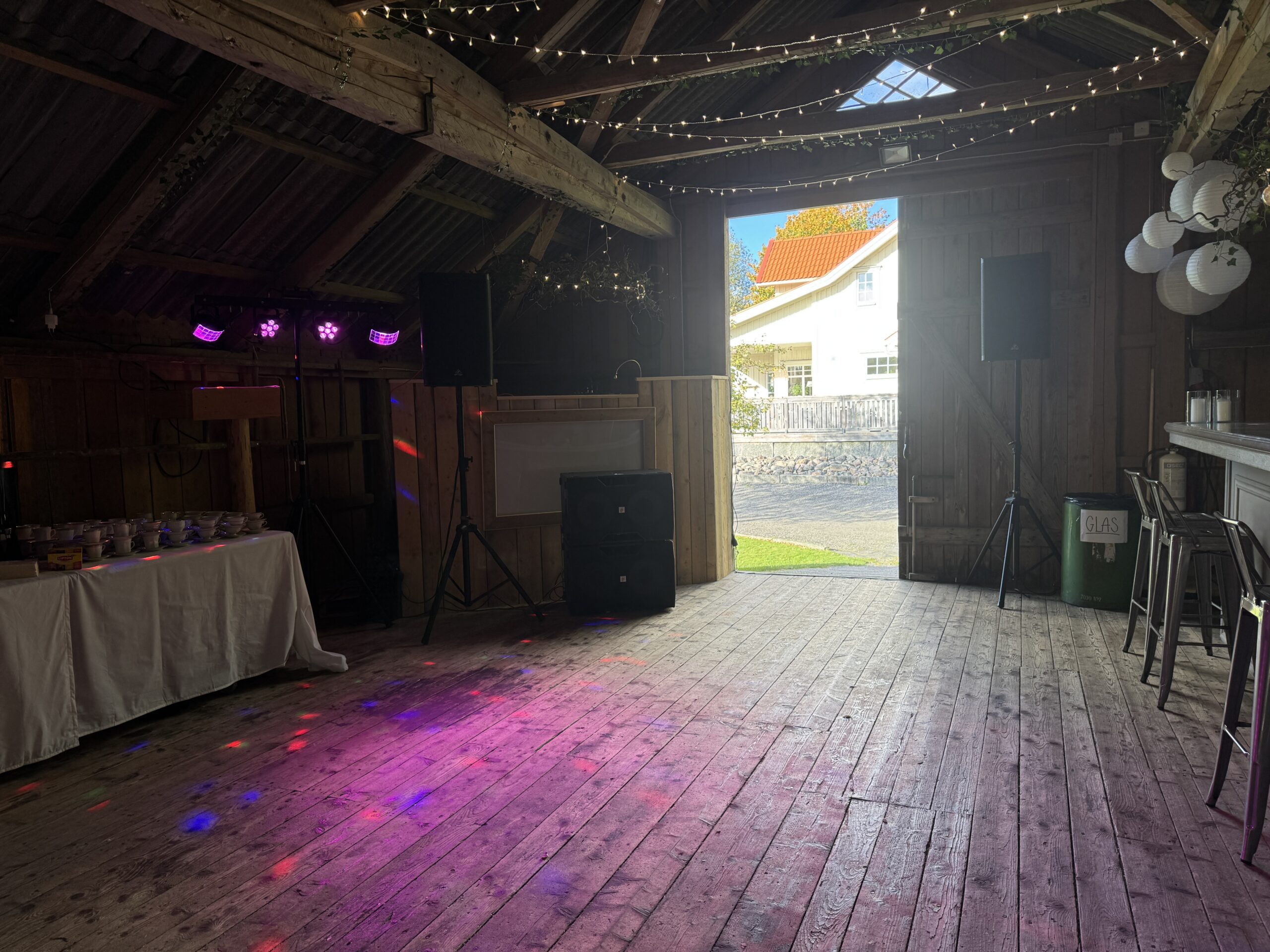 Bröllop i Borås — festlokalen förvandlad med stämningsfull ljussättning. Komplett paket med DJ, ljud och ljus.